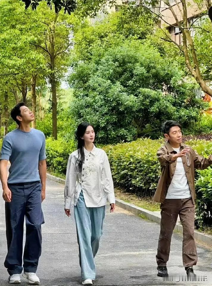 左边是位选手王昱珩icon，右边主持人是撒贝宁con，C位女生的是谁？长发披肩，