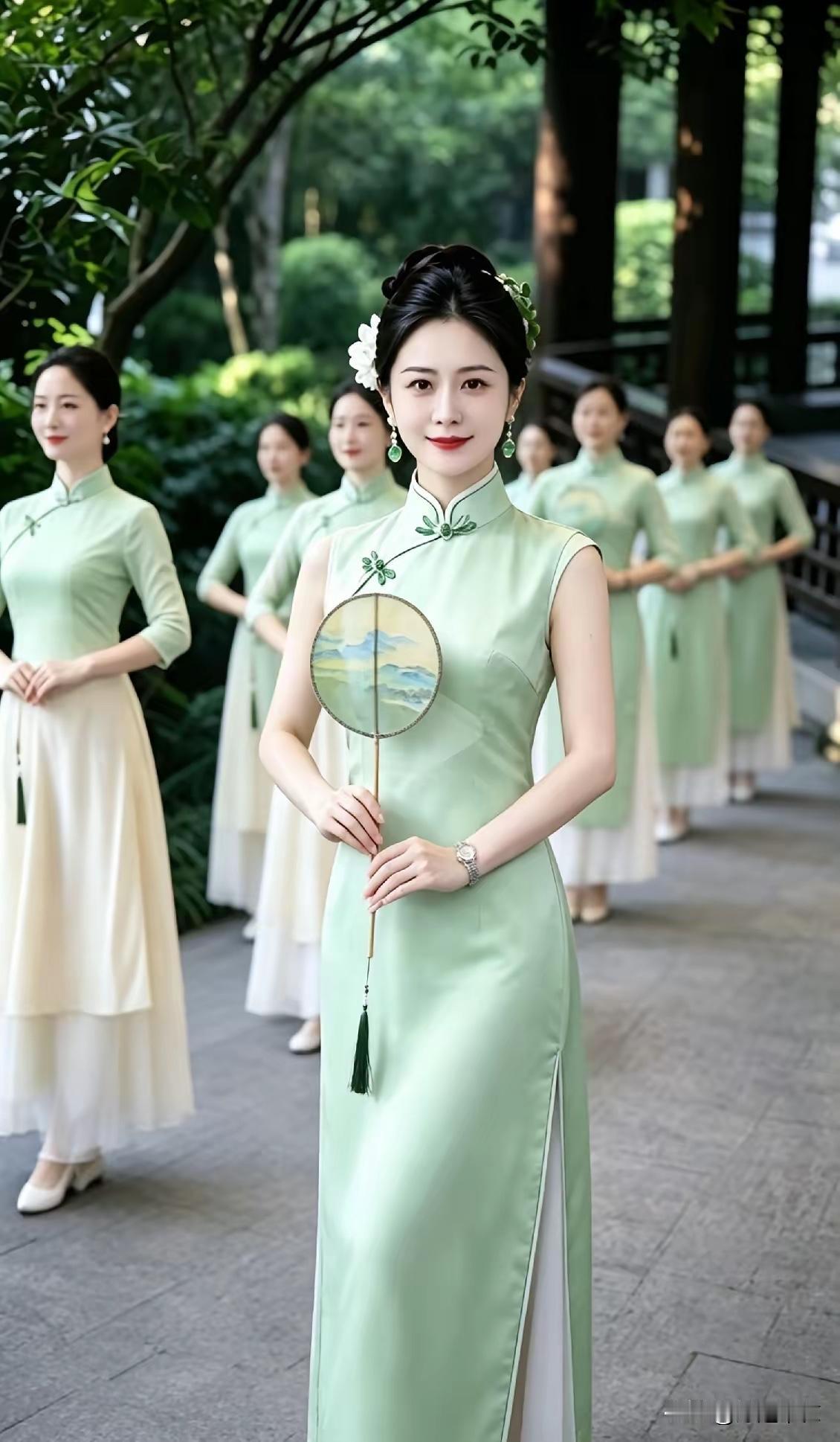 款款芳姿舒妙舞，
枚枚美女展新颜。
横批：《妙舞与新颜》