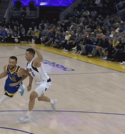 NBA赛场之隐形的库里和哑巴的哨子。
  库里是隐形的吗？要不然这样的动作不是防