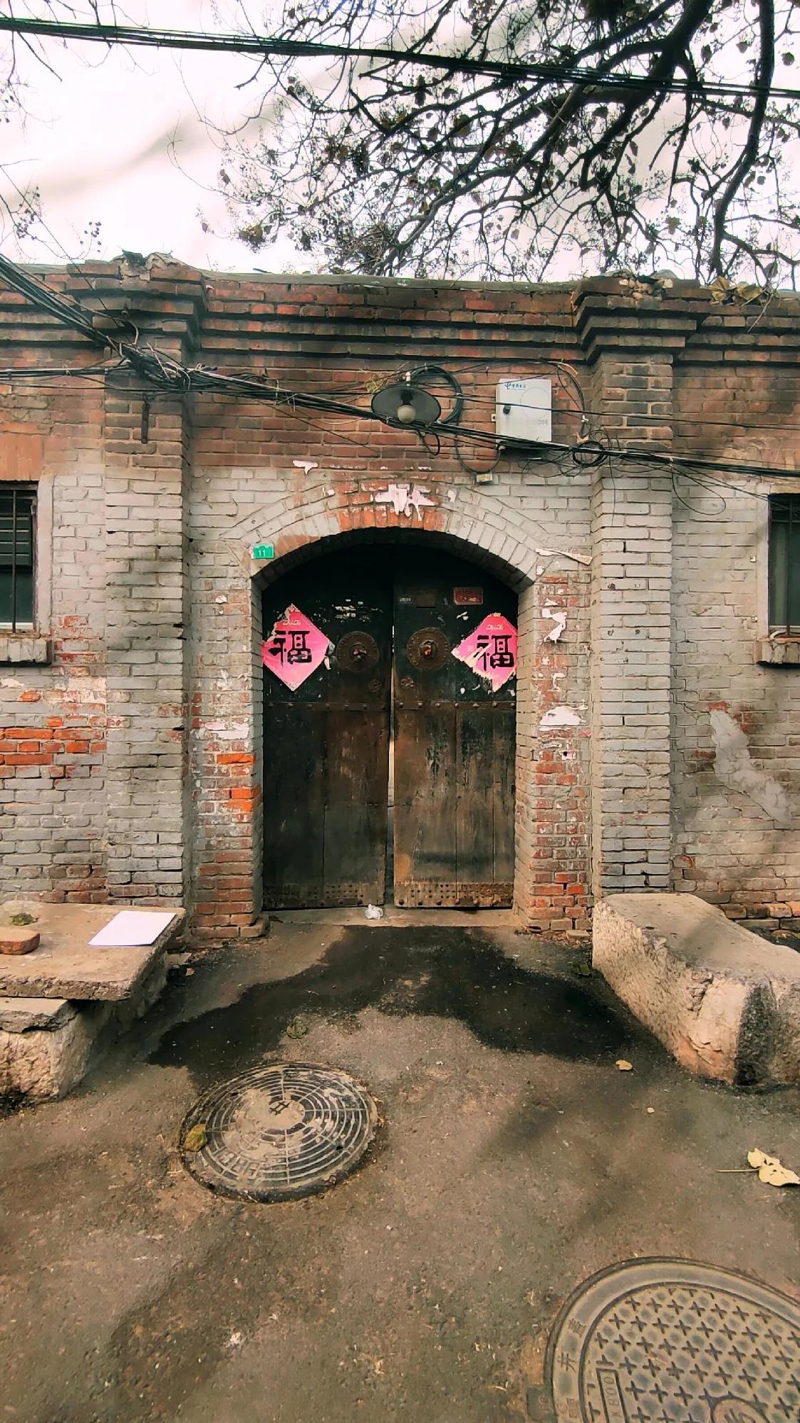 “贫居闹市无人问，富在深山有远亲”，出自于《增广贤文》。这段话从字面的解读是人穷
