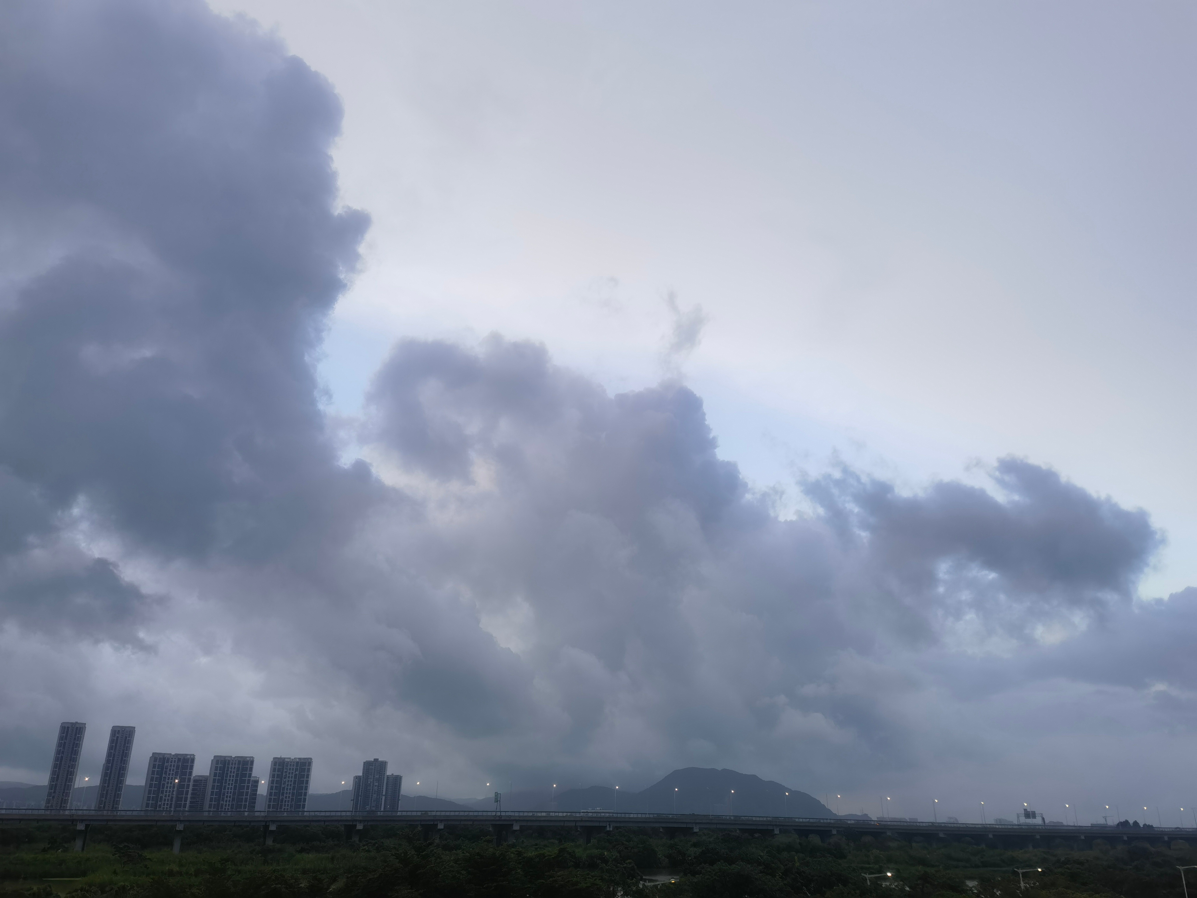这两朵云在干什么？很有个性嘛