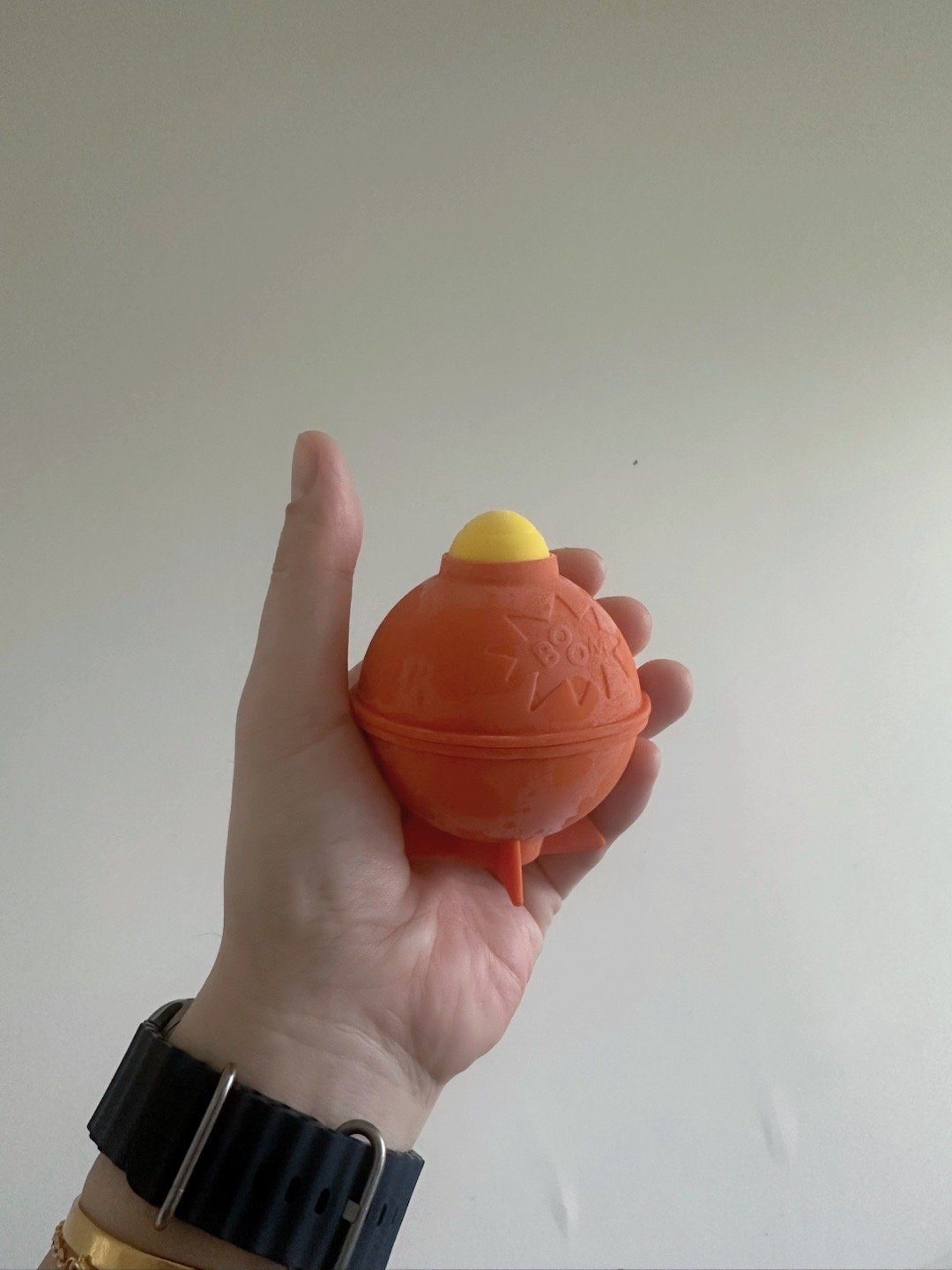 最近买到的可爱小物。乐扣乐扣的这个冰球模具长得很可爱，而且也很好用，容易脱模。 