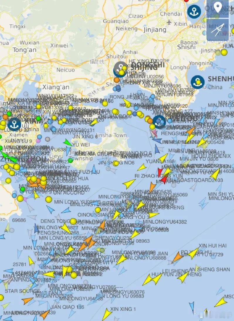 中国海警执法航迹：图1，几条海警和海巡船都打开AIS信号。图2，海警船只正在厦金