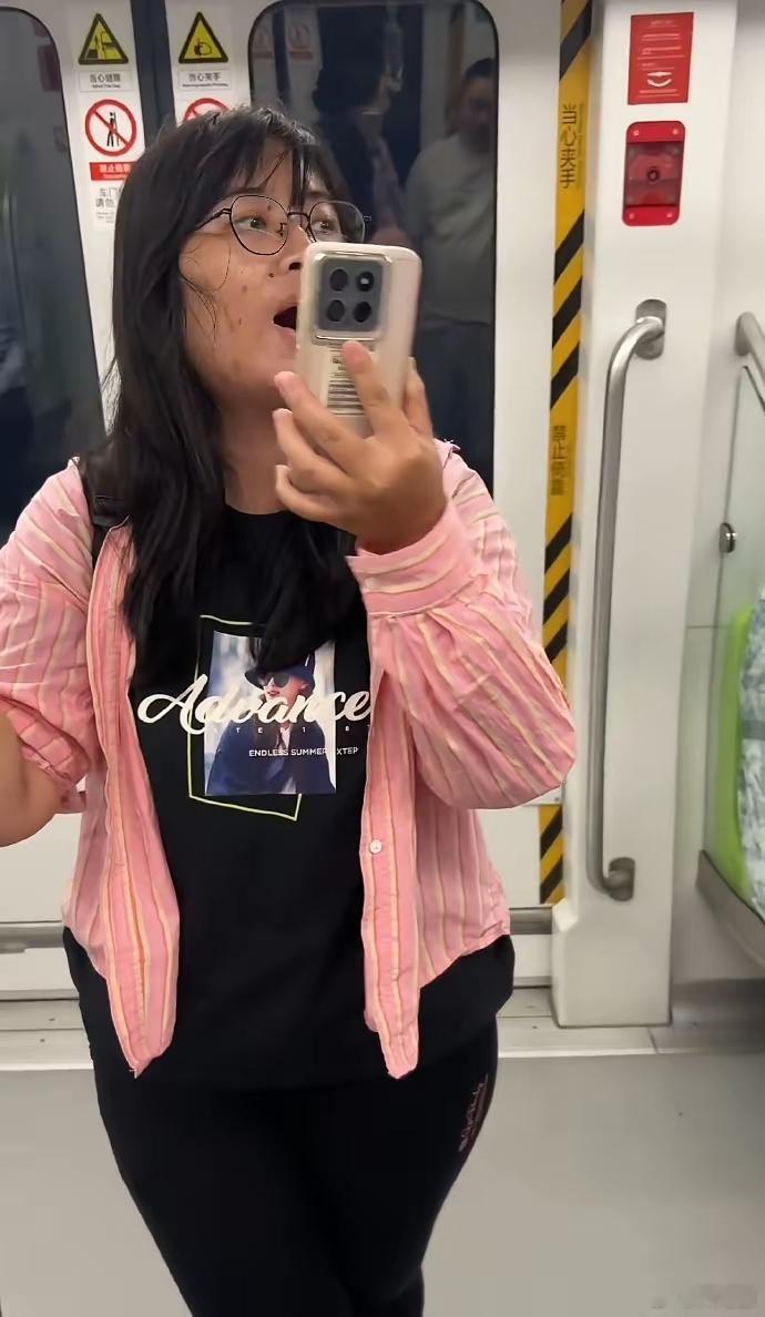 其实做鸡也是有门槛的，就她这样，听到鸡鸣寺应激是对鸡的侮辱。[二哈] ​​​