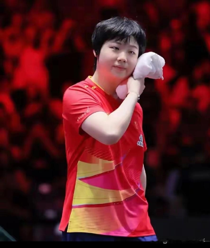 中国乒超联赛半决赛女团：
深圳大学VS上海龙腾。
  蒯曼出战，这是蒯曼标志性图