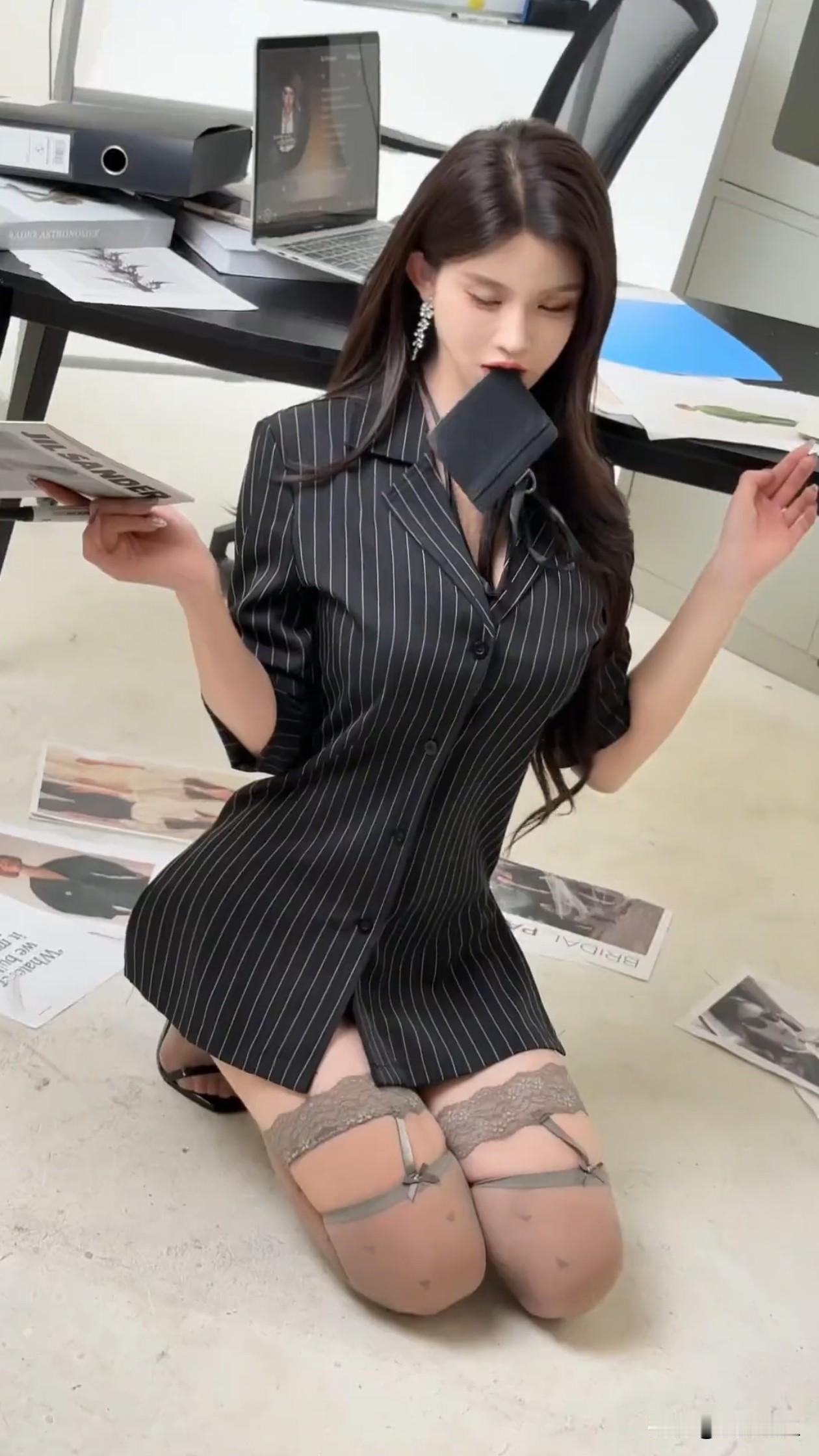 职场风尚，从不止于“专业”二字。修身条纹西装裙利落勾勒身形，深V藏不住的自信，配