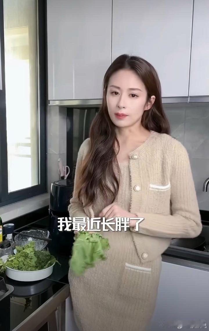 颖儿最近发现自己胖了但又忍不住想吃 ​​​