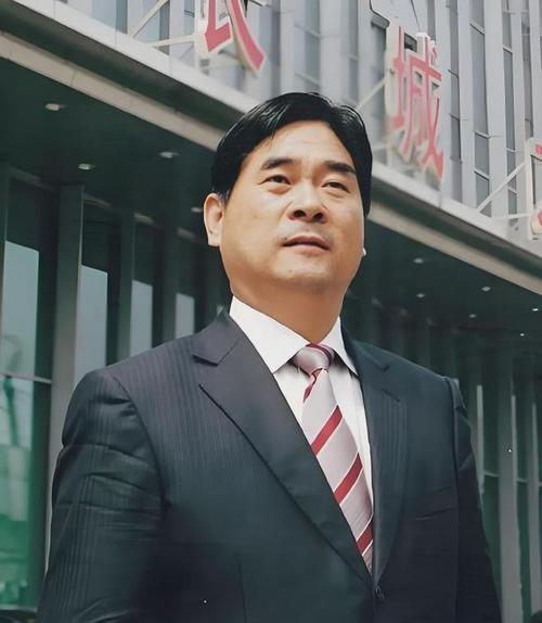 说实话，2019年王振华入狱时，

几乎所有人都觉得新城控股完了。

谁能想到五