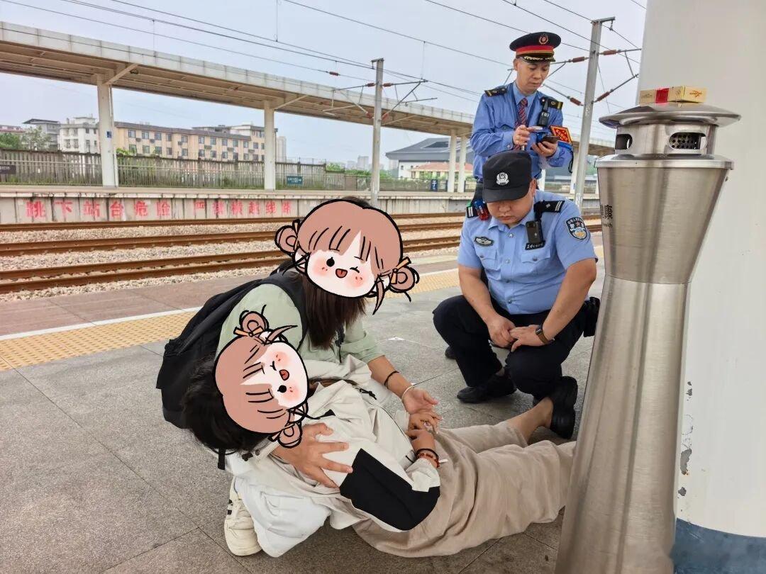 【赣州民警20分钟极速救助患病旅客 】近日，江西于都火车站站台发生暖心救援一幕，