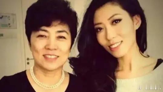 曲婉婷母亲滥用职权致2.3亿损失曲婉婷新账号刚上线就被平台清空，IP江苏、开橱窗