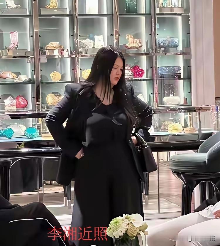 李湘又因身材问题登上热搜，真是“一白遮百丑，一胖毁所有”。最新街拍中，她与女儿王
