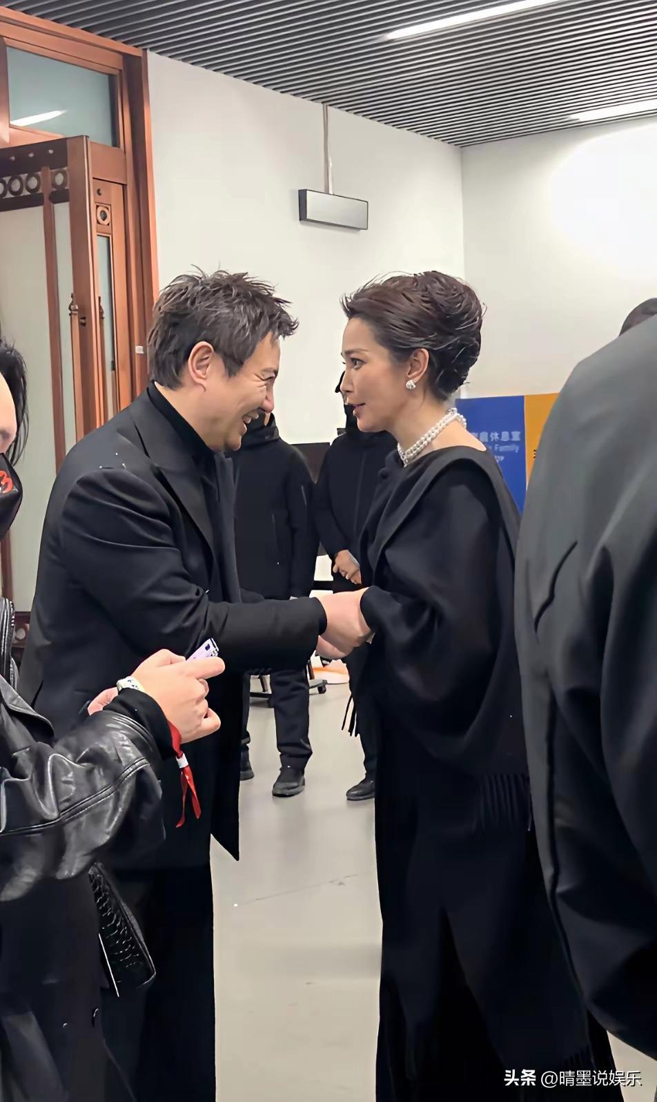 细节见真章，在绝对的资本面前，

再当红的演员都要姿态较低地迎合，

沈腾算是近