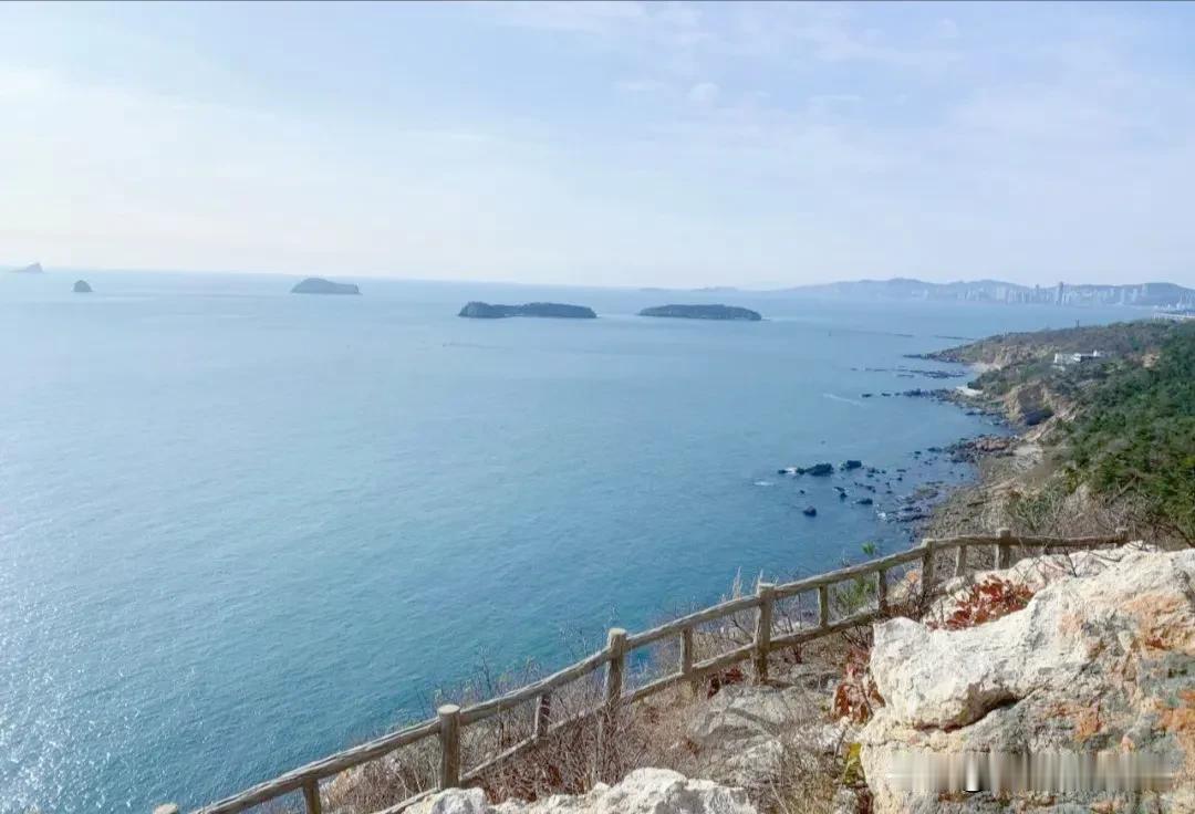 那一天
我沿着北大桥漫步
透着浓浓的云雾
望着远处的棒棰岛
弯弯曲曲滨海路
连着