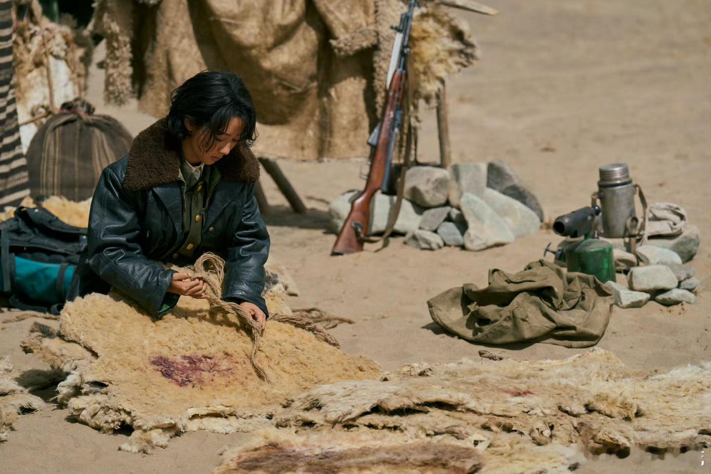 杨紫风沙肆虐下反见澄澈真心杨紫澄澈真心 紫妹生命树剧照 好有质感 