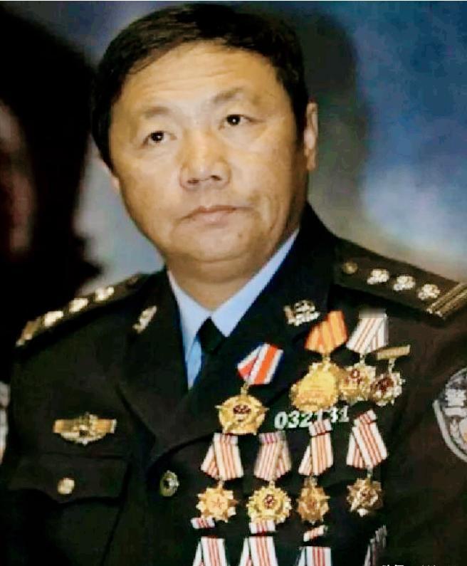 2003年，齐齐哈尔某酒店，突然发现11枚定时炸弹，排爆专家于尚清赶来，成功拆除