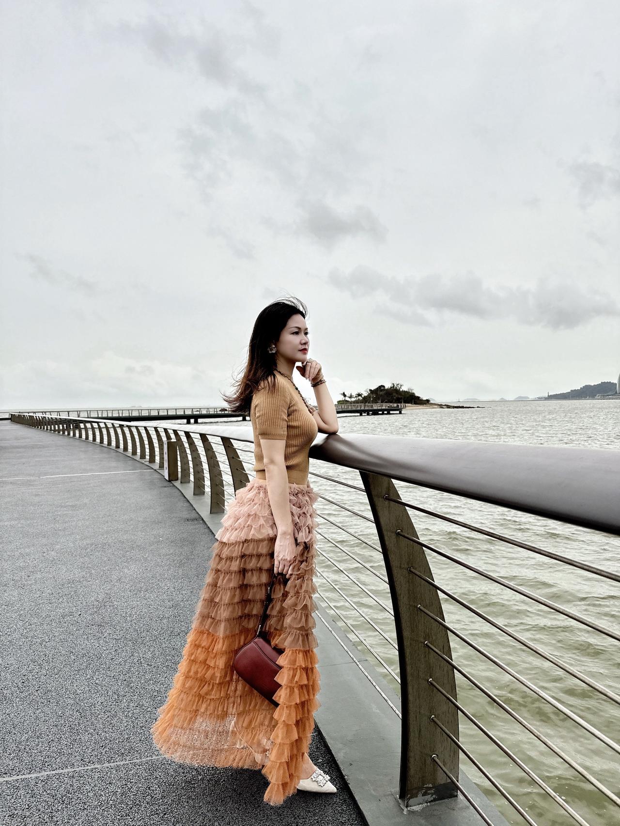 能护生活周全，心能护人生安稳。有钱时，守住本心，不骄不奢；没钱时，稳住心态，不卑