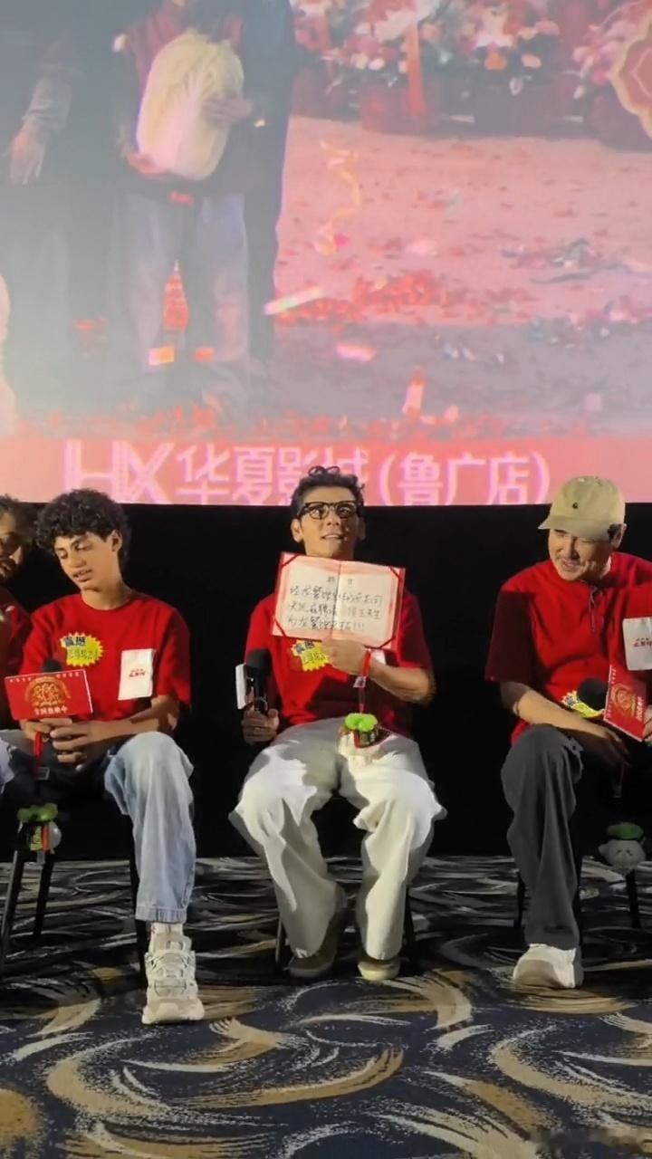 沈腾喊“马老板”不是逗哏，是认真替角色松口气。蒋奇明戏里俊生被炮火卡在“差一步”