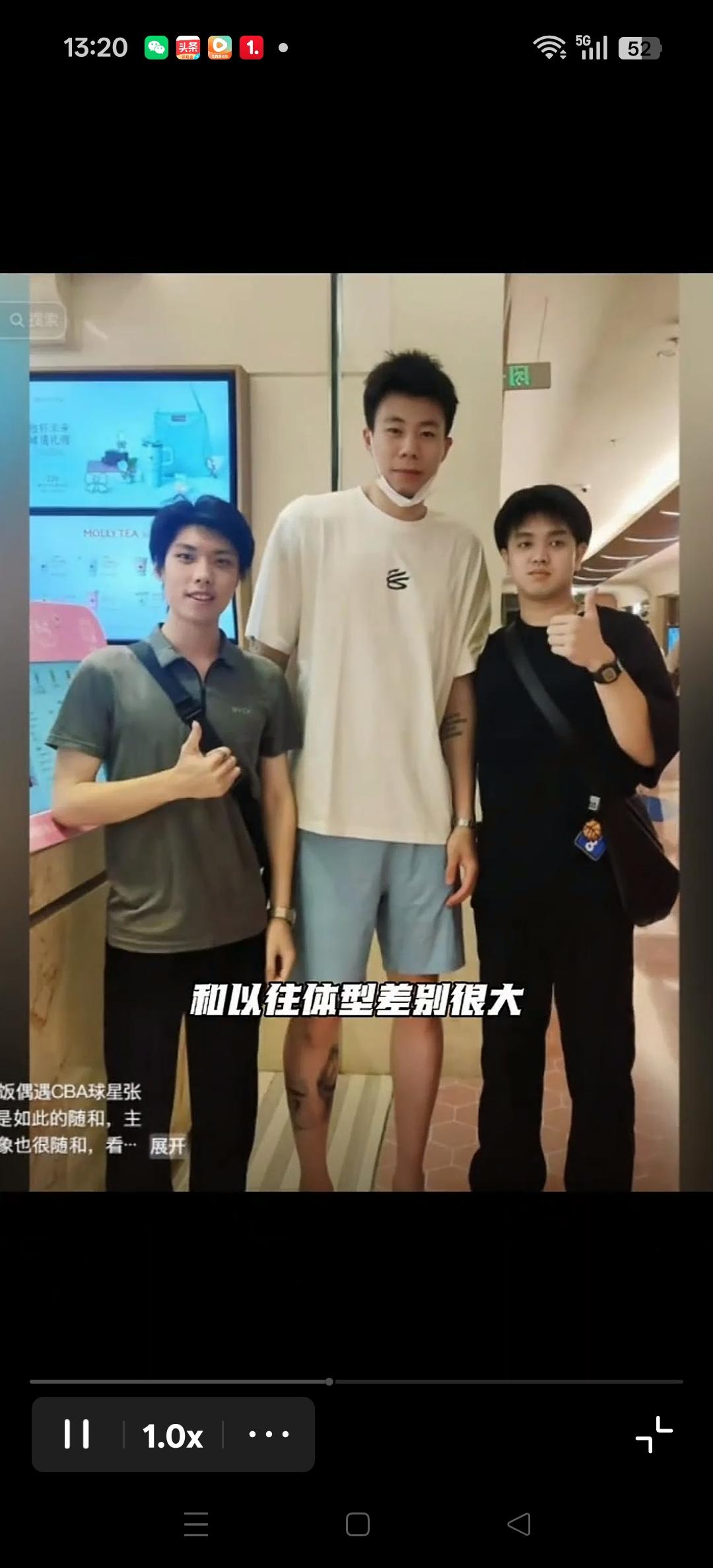 有球迷偶遇张镇麟与其合影，感觉张镇麟瘦了一大圈。健康才是最重要的。[加油][加油