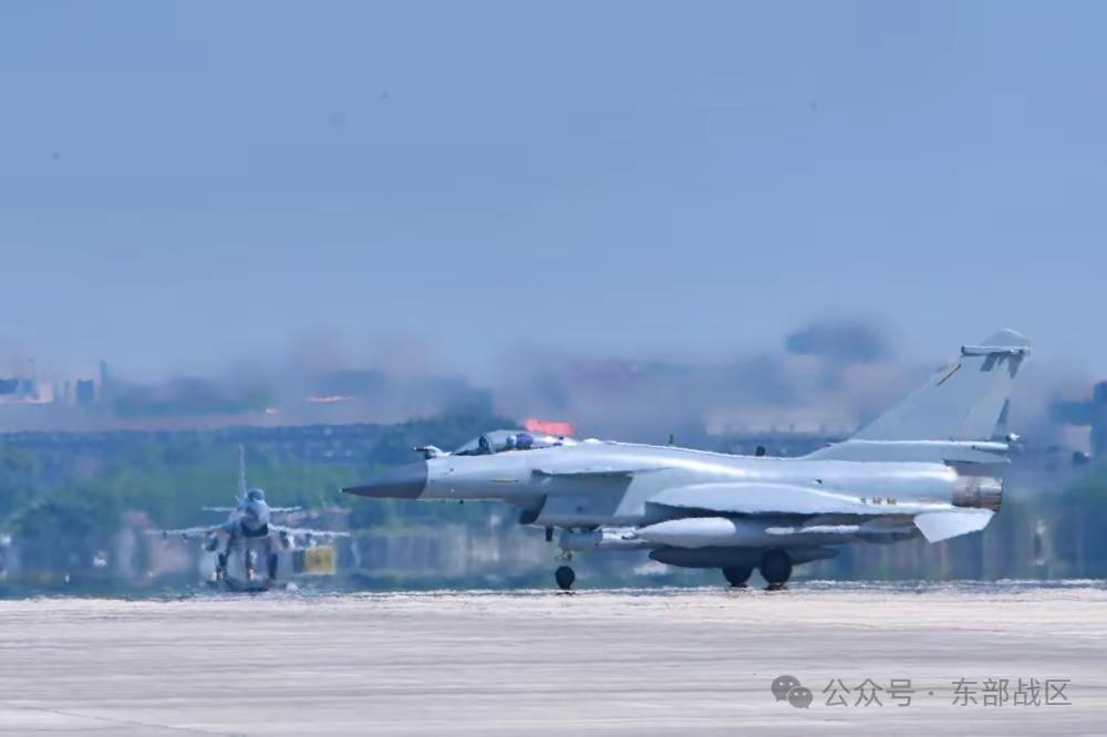 云端，实战淬锋。时刻准备着 国之重器 祖国强大 近日东部战区空军某部组织实战背景