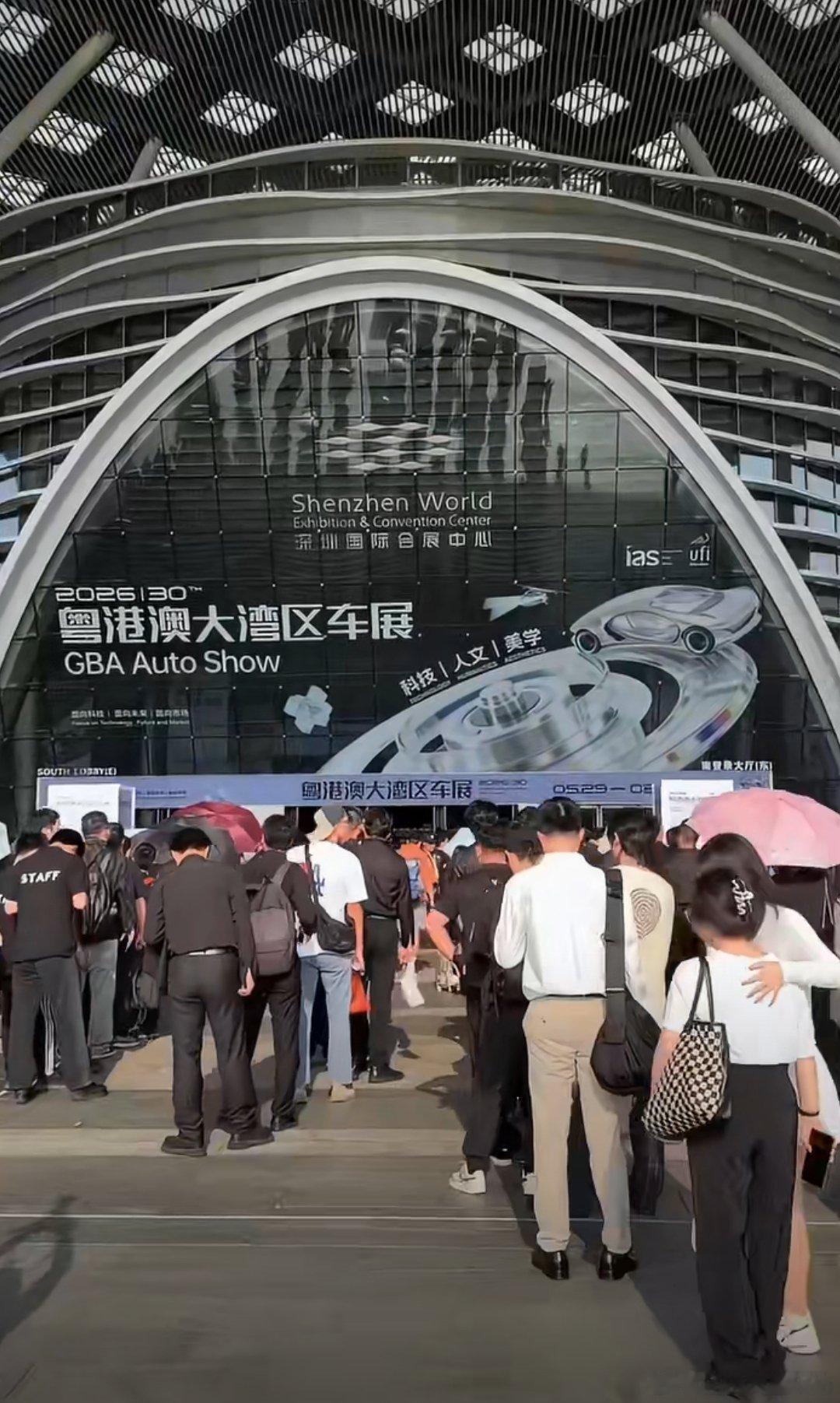 大湾区车展的硬核科技粤港澳大湾区车展汇聚行业前沿成果，开启出行新想象。智能驾驶持