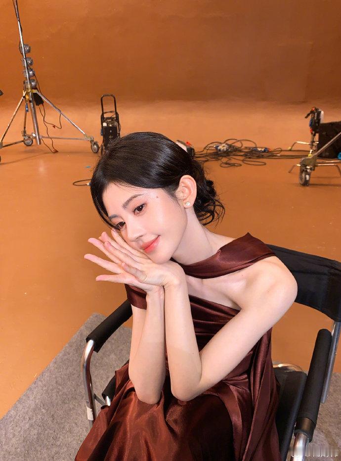 红裙 yyds！鞠婧祎挂脖红绸裙 酒红色挂脖设计复古又性感，红绸裙摆飘逸灵动，肩