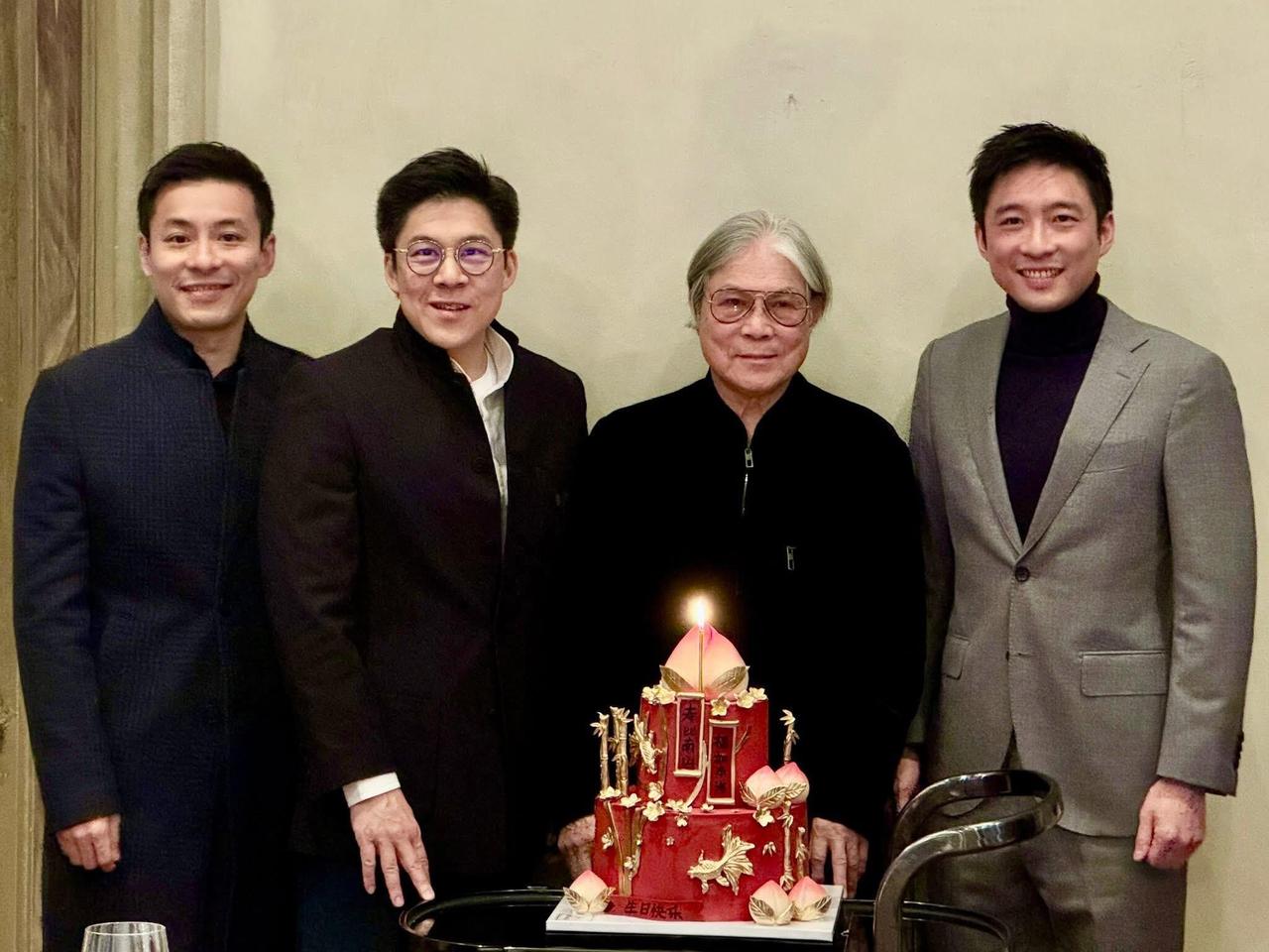 80岁的霍震霆身体真硬实！这三个儿子真逗，一个像爸，一个像妈，一个既像妈又像爸。