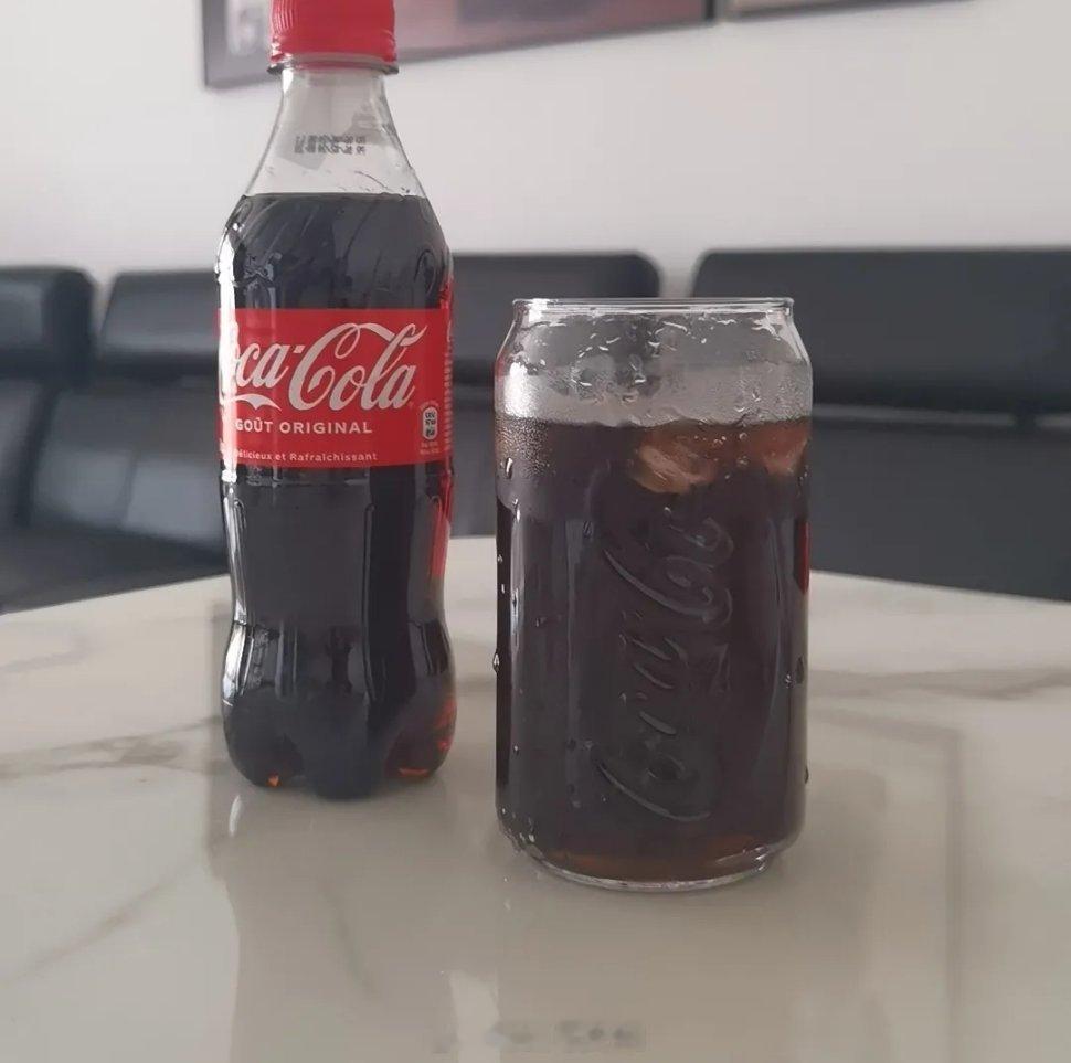 这种大热天的，来一瓶冰可乐是最爽的了 