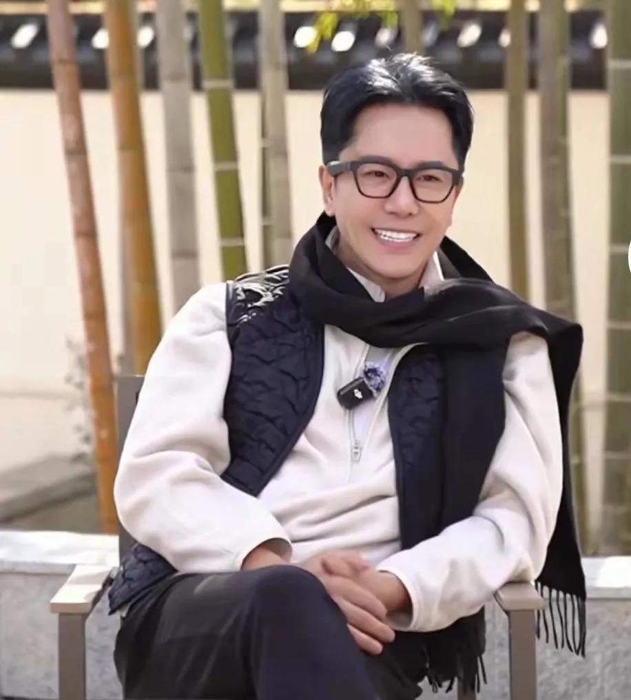 涛声依旧，毛宁依旧，我们都老了，毛宁怎么还不老呢？唇白皓齿，发量惊人，当年他和杨