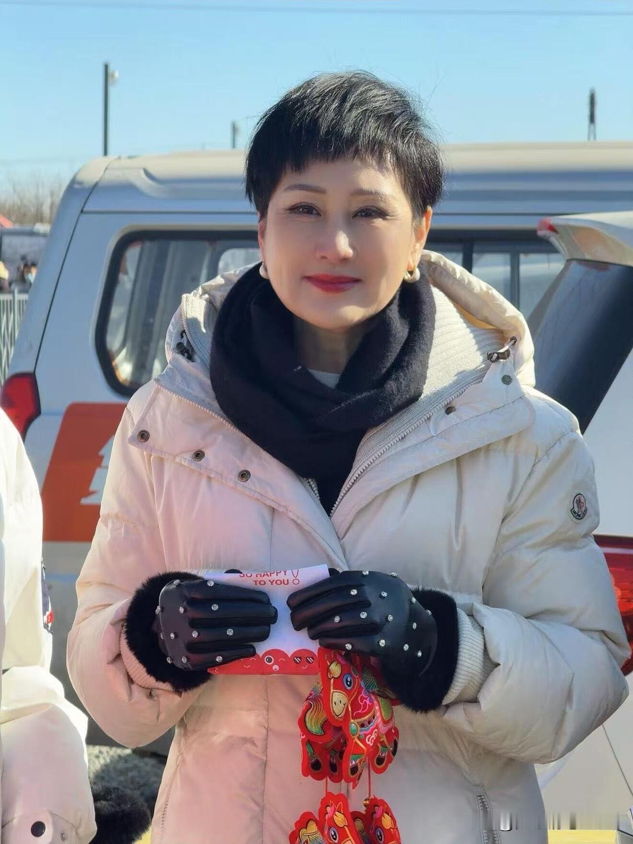 只要她正常穿衣打扮，就会特别显气质，比刘晓庆还要有气质了。她其实不太适合浓妆艳抹