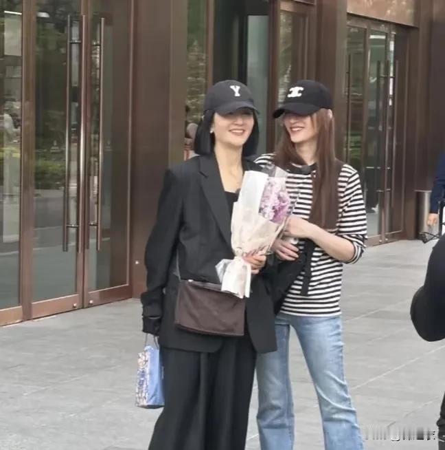 李小冉和谢娜一个是高冷白净的大美女，一个是是阳光温暖的小太阳，所以她们俩到底是不