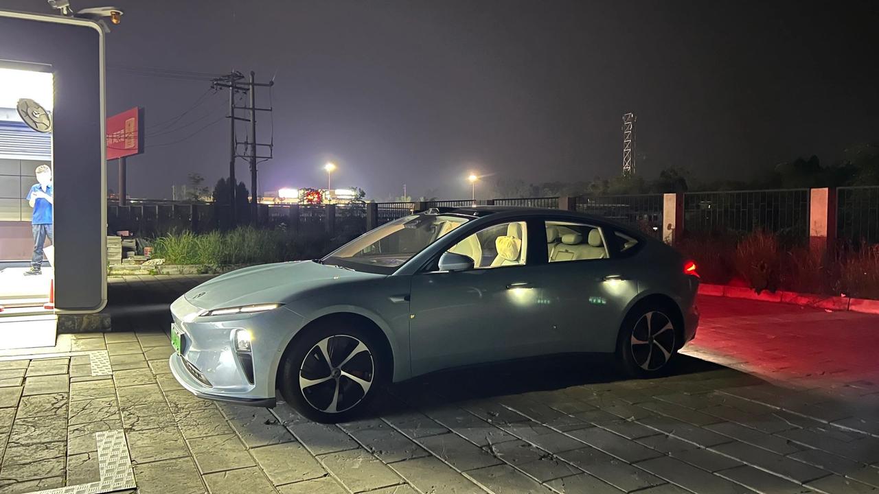 电动老车主第一次体验换电
最直接的感受，好找！非常好找！换电站基本上都在开阔的室