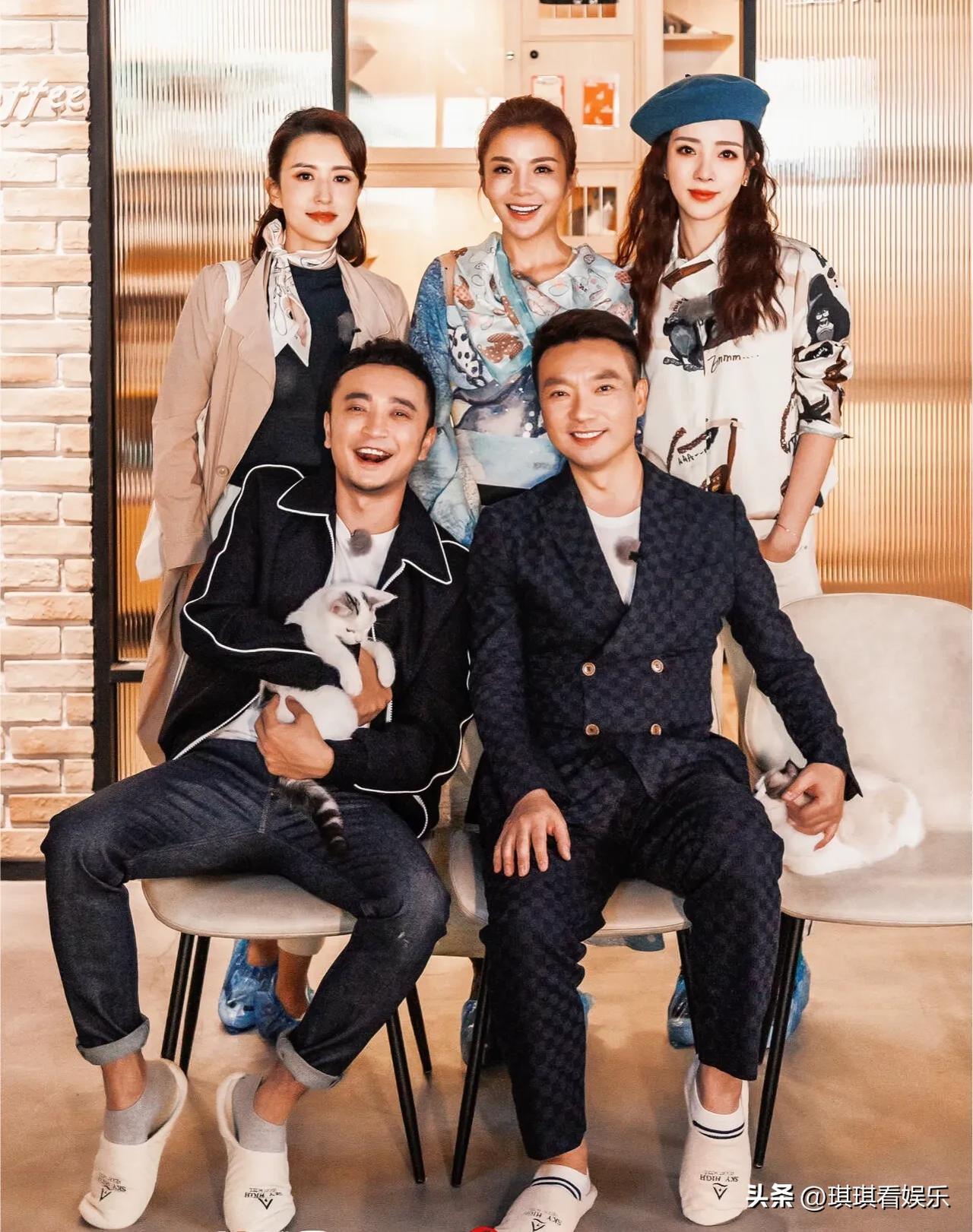 一张央视主持人合影，只认识朱迅icon和小尼icon，右边的男主持人，也很面熟，