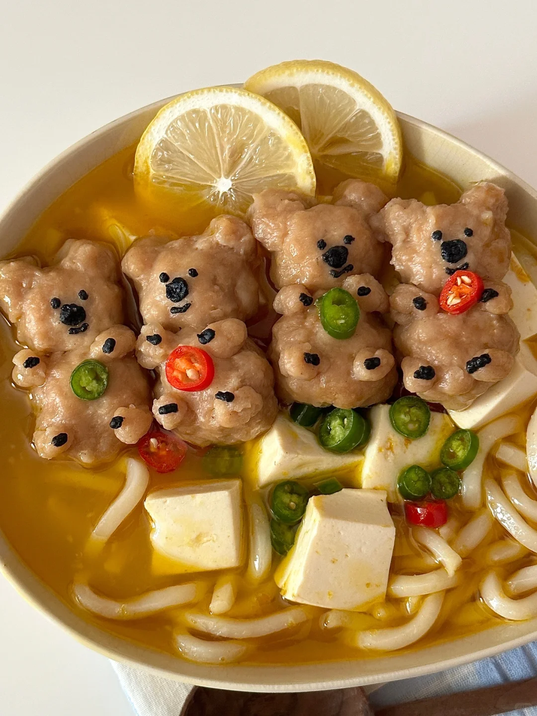 柿子椒熊鱼丸豆腐酸辣金汤乌冬面