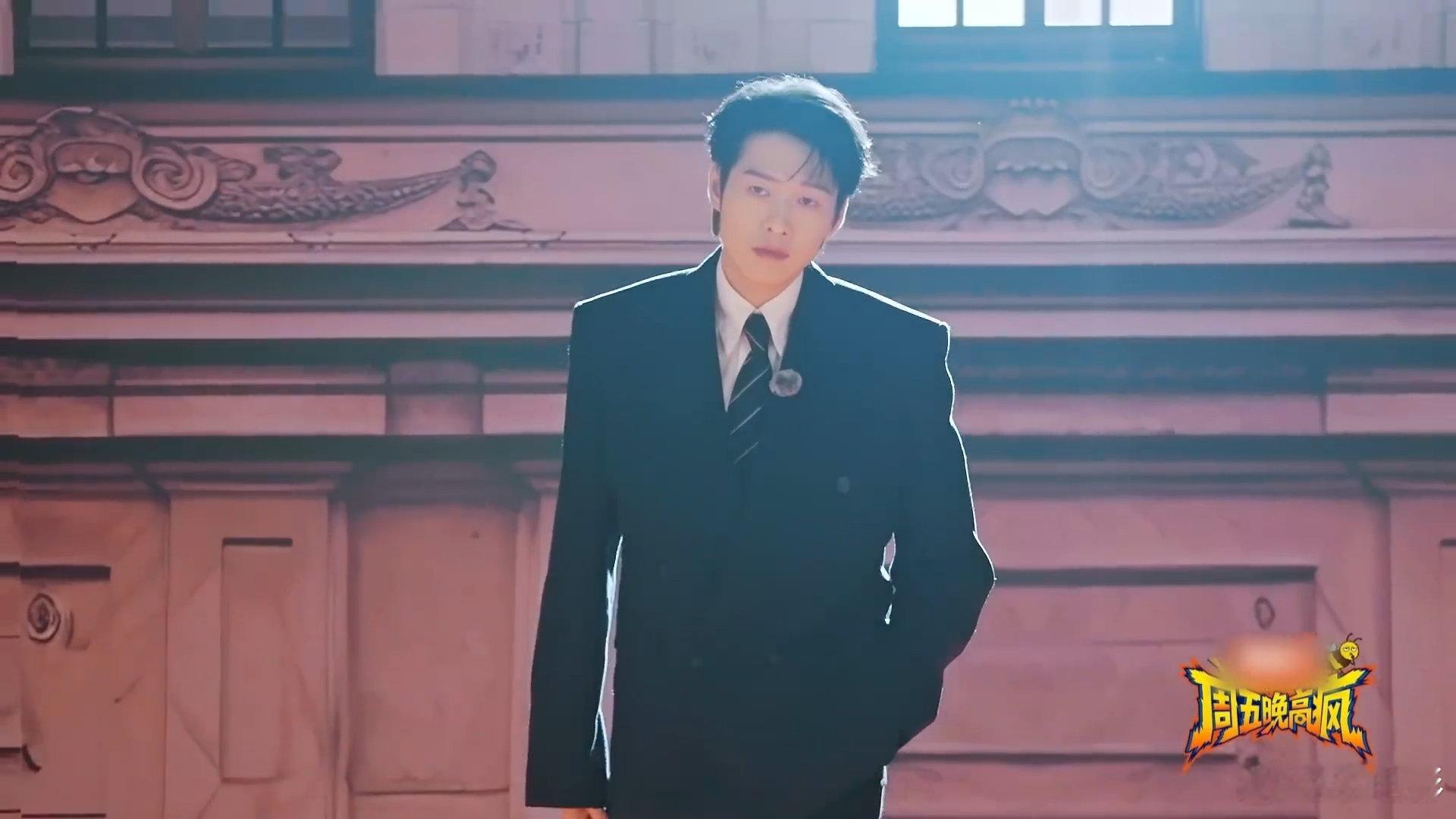 魏大勋一上红毯就开大周五晚高疯 被魏大勋红毯开大狠狠拿捏！西装杀帅到犯规，气场拉