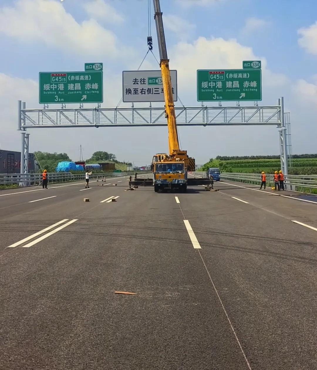 细心的可能会发现京沈高速公路盘锦到绥中店段改扩建工程已经进入到了最后冲刺阶段。未