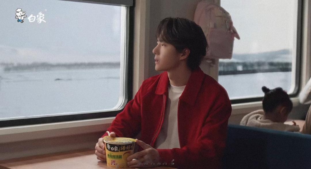 温暖中国年，红红火火过大年！
王一博白象新春广告大片，暖心回家路。
年底了，品牌