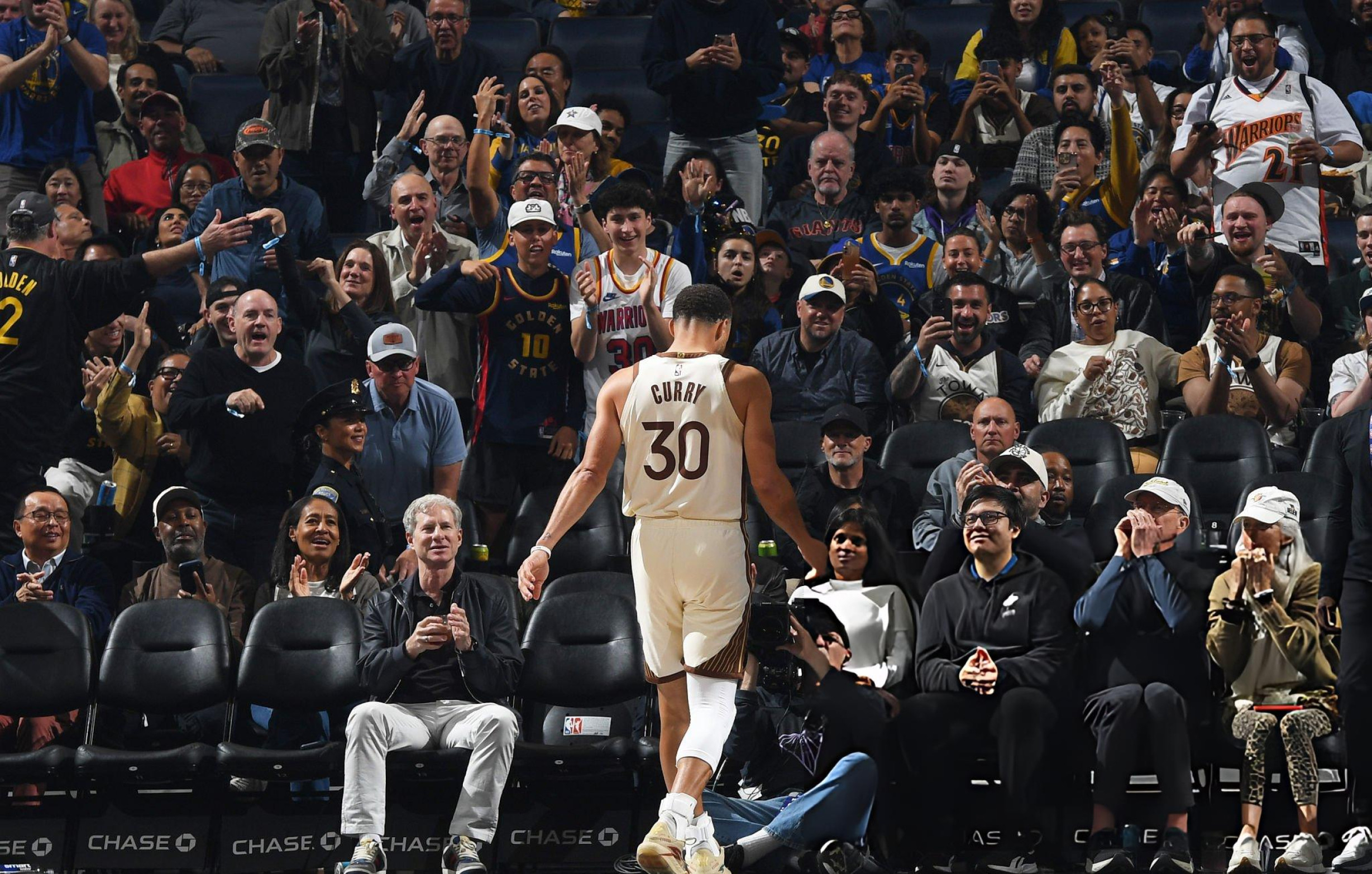 库里这无球跑位威胁太大了新赛季篮不住我的观赛搭子