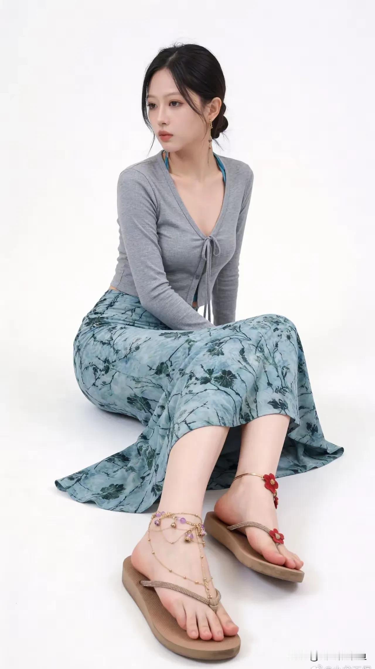 夏天已经销声匿迹。
风中传来你的消息。
美人美人。