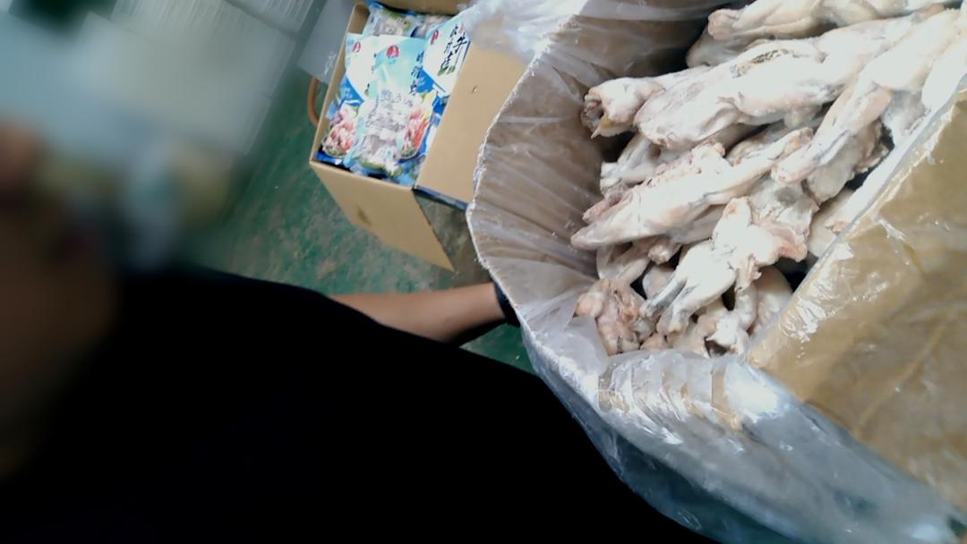 能生产合格品却只用来应付抽检，超标牛蛙专供学校食堂：480亿产业背后的“双轨制”