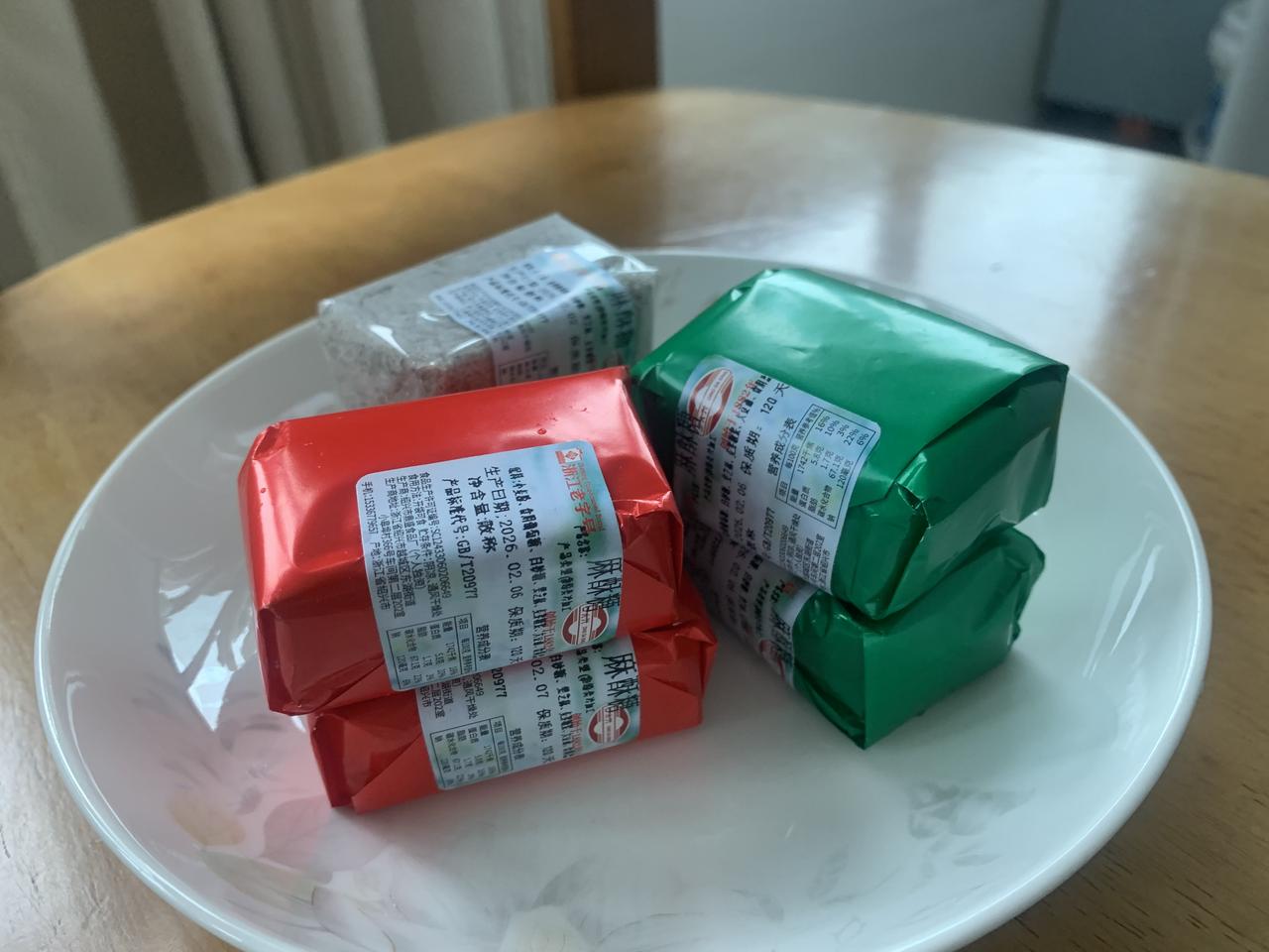 前几天逛超市，无意间在货架上看到了小时候常吃的红绿桃酥，瞬间被拉回童年。

我迫