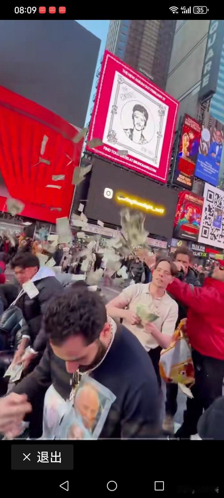 美国富豪可真是财大气粗啊！
在熙熙攘攘的大街上，路人裹着鸭绒袄，富人却身着T恤衫