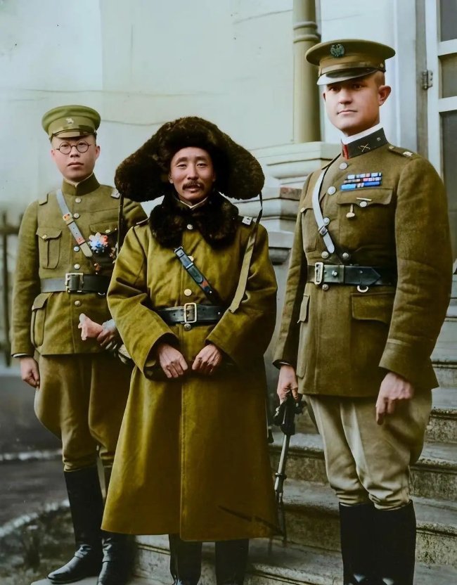 这是1926年张学良的父亲张作霖在天津检阅驻华美军期间一张合影 