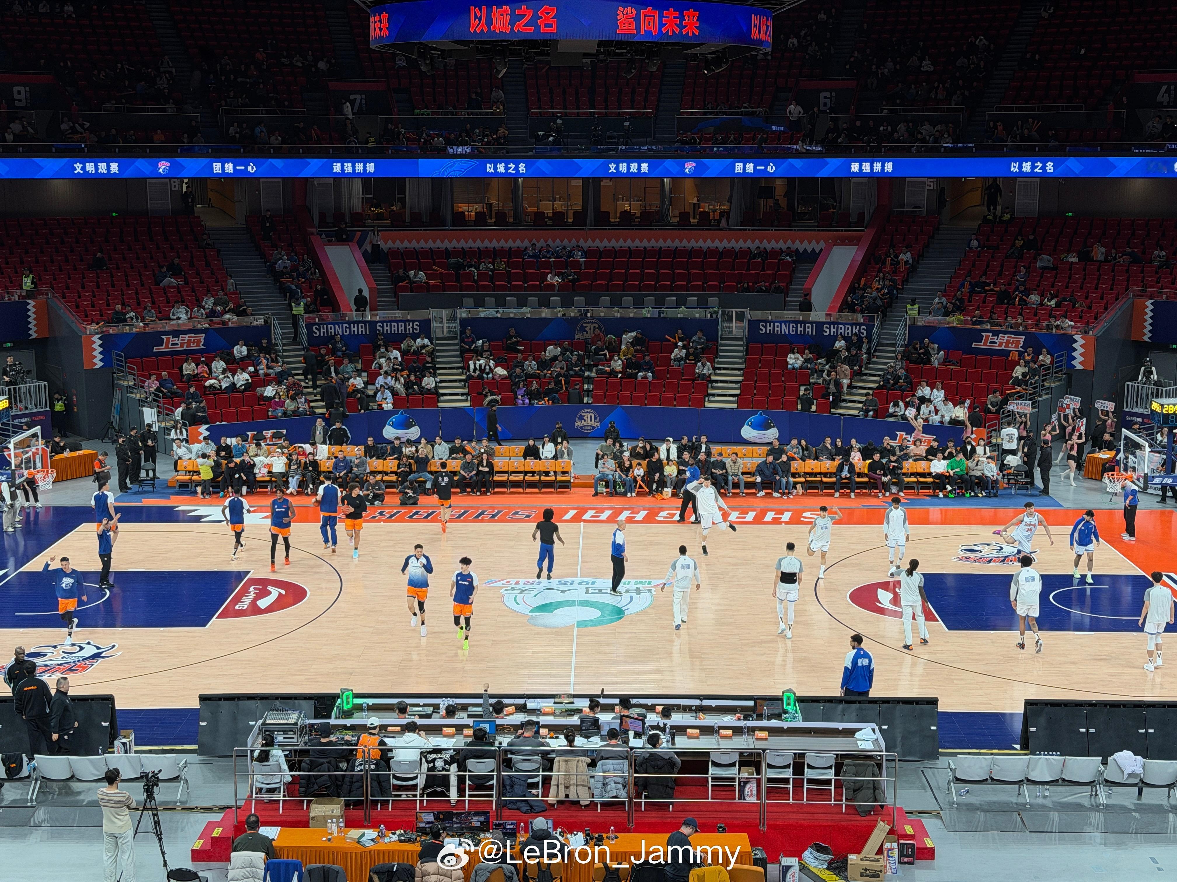 早上被湖人这个渣男伤害了，晚上找大鲨鱼这个暖男安慰一下🥲🥲 上海·上海体育馆