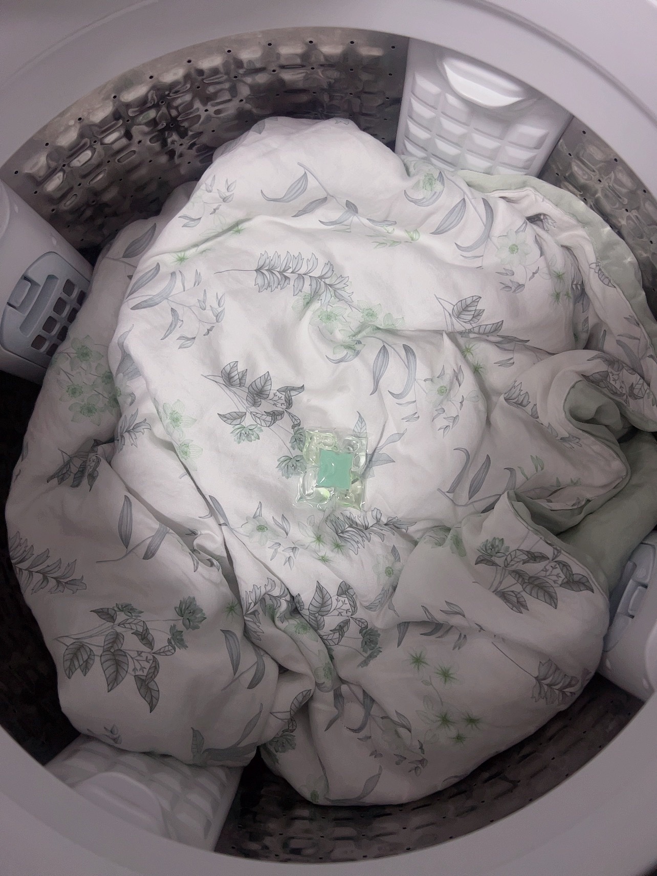 这么好的阳光☀️肯定要洗衣服啊！窗帘洗完了，床单也洗完了！夏天所有衣服都重新洗一