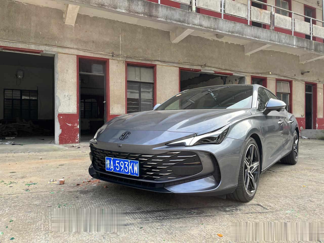 影豹R试驾车没资源，向名爵拿了辆MG7顶配(带电磁悬挂和E-LSD差速锁)，对这