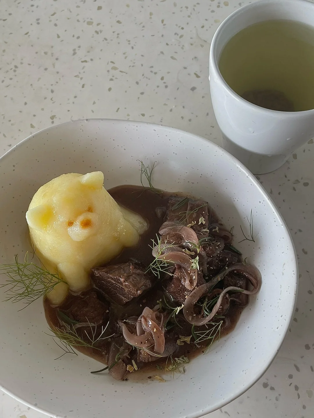 红烩牛肉和胖狗狗土豆泥