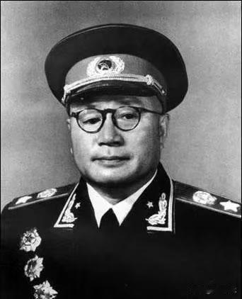 刘伯承创办军事学院，拟请陈毅出任政委，总理听后大笑调侃：这是为了要钱方便吧的幽默