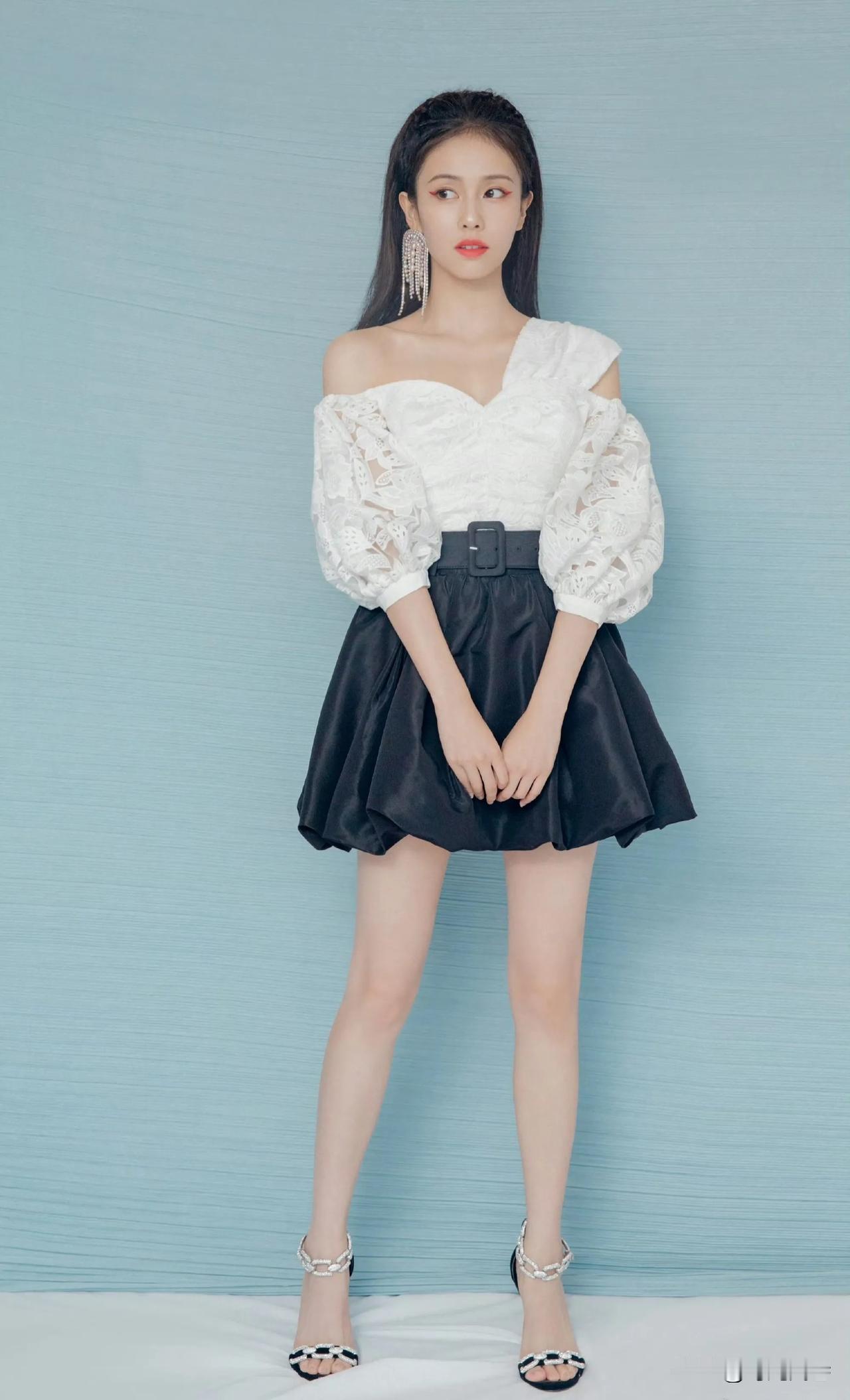 身穿白衣短裙的白鹿，深刻诠释了什么是窈窕淑女。什么是闭月羞花，沉鱼落雁的颜值！
