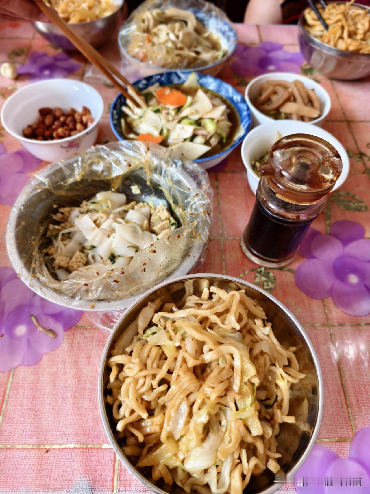 夏日生活打卡季 山西偏关猫姐最幸福的时候，大概就是培训学习放学回家，一进门就可以