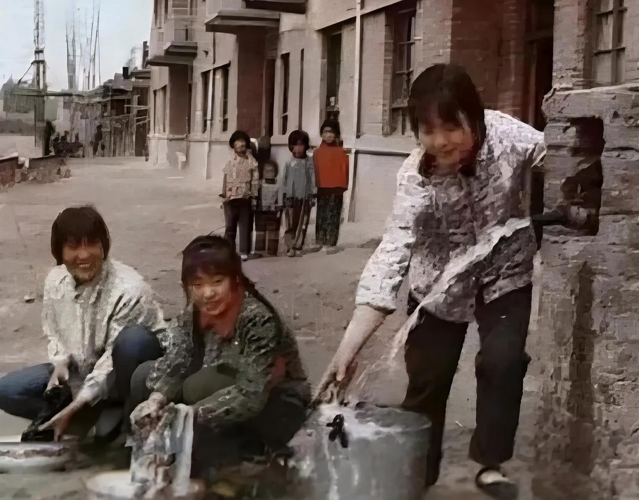 老照片见证变迁：1981年邹平魏桥小田村通自来水

近日一张1981年老照片引发